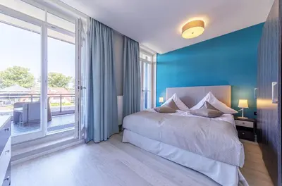 Ein Bett oder Betten in einem Zimmer der Unterkunft Backboard - Haustierfreundliche Ferienwohnung mit Nordbalkon für bis zu 3 Personen