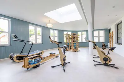 Das Fitnesscenter und/oder die Fitnesseinrichtungen in der Unterkunft Seebadrast - 5-Sterne Ferienwohnung mit historischem Charme und modernem Komfort