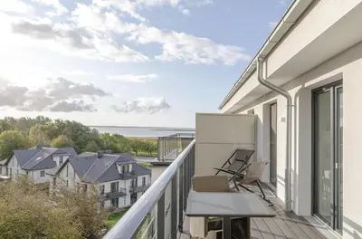 Ein Balkon oder eine Terrasse in der Unterkunft Sommerperle - 5-Sterne Ferienwohnung im Strandhaus-Stil mit Wellnessbereich und Ostseeblick