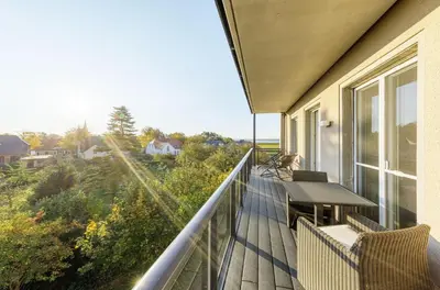 Ein Balkon oder eine Terrasse in der Unterkunft Boddendomizil - stilvoll wohnen, am Meer entspannen, Strandkorb genießen