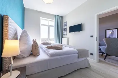 Ein Bett oder Betten in einem Zimmer der Unterkunft Ostseestern - 5-Sterne Ferienwohnung mit Südbalkon am Bodden