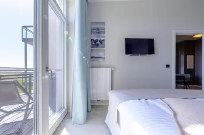 Ein Bett oder Betten in einem Zimmer der Unterkunft Ostseestern - 5-Sterne Ferienwohnung mit Südbalkon am Bodden