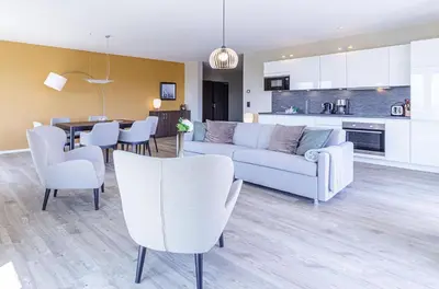 Küche/Küchenzeile in der Unterkunft Boddendeck 5-Sterne Ferienwohnung im Yachtclub-Stil