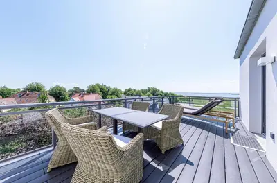 Ein Balkon oder eine Terrasse in der Unterkunft Boddendeck 5-Sterne Ferienwohnung im Yachtclub-Stil