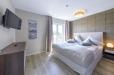 Ein Bett oder Betten in einem Zimmer der Unterkunft Boddendeck 5-Sterne Ferienwohnung im Yachtclub-Stil
