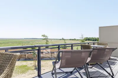 Ein Balkon oder eine Terrasse in der Unterkunft Große Strandoase 5 Sterne Ferienwohnung mit Blick auf den Bodden