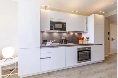 Küche/Küchenzeile in der Unterkunft Große Strandoase 5 Sterne Ferienwohnung mit Blick auf den Bodden