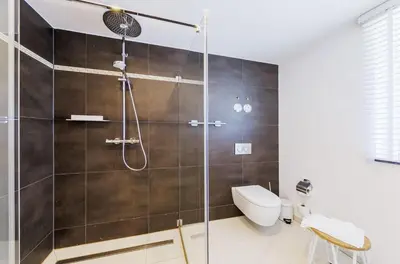 Ein Badezimmer in der Unterkunft Große Strandoase 5 Sterne Ferienwohnung mit Blick auf den Bodden