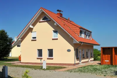 Das Gebäude in dem sich das Ferienhaus befindet