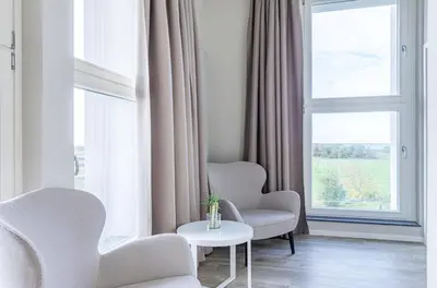 Ein Sitzbereich in der Unterkunft Ostseepanorama - mit Balkon und Boddenblick