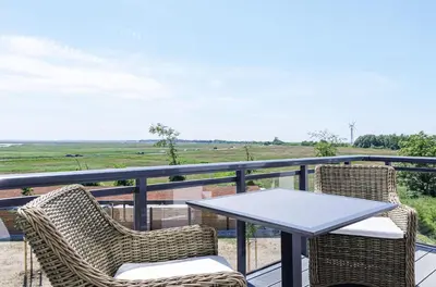 Ein Balkon oder eine Terrasse in der Unterkunft Kleine Strandoase - Ferienwohnung mit Südbalkon, Wellness & Boddenblick