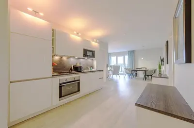 Küche/Küchenzeile in der Unterkunft Strandlounge - 5 Sterne-Wohnung mit XXL-Balkon, Wellness & Boddenblick