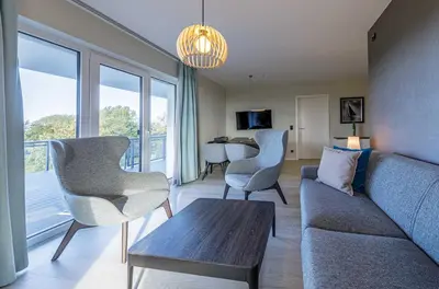 Ein Sitzbereich in der Unterkunft Strandlounge - 5 Sterne-Wohnung mit XXL-Balkon, Wellness & Boddenblick