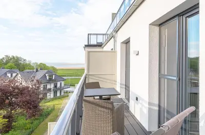 Ein Balkon oder eine Terrasse in der Unterkunft Boddenperle - 5-Sterne-Ferienwohnung mit Ostbalkon, 2 Bädern & Strandhaus-Charme