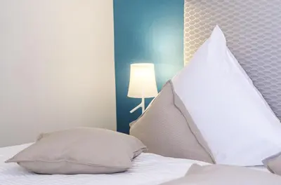 Ein Bett oder Betten in einem Zimmer der Unterkunft 5 Sterne Strandräuber in Wustrow - Balkon, Sauna & Ostsee