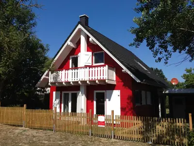 Das Gebäude in dem sich das Ferienhaus befindet