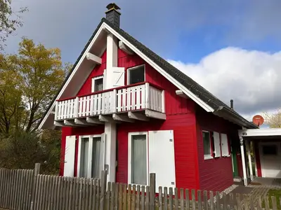 Das Gebäude in dem sich das Ferienhaus befindet