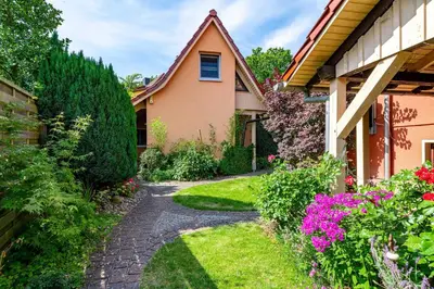 Ein Garten an der Unterkunft Ferienhaus Windrose