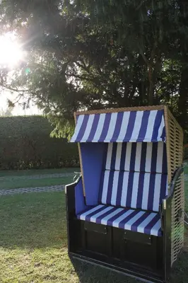 Ein Garten an der Unterkunft Ferienhaus Strandkiefer