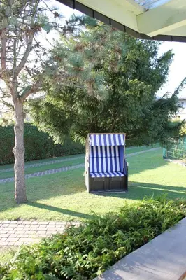 Ein Garten an der Unterkunft Ferienhaus Strandkiefer