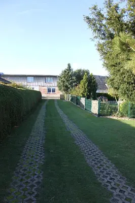 Ein Garten an der Unterkunft Ferienhaus Strandkiefer