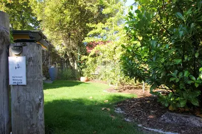 Ein Garten an der Unterkunft Anleger im Hafenhaus