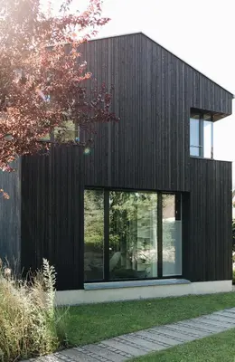 Das Gebäude in dem sich das Ferienhaus befindet