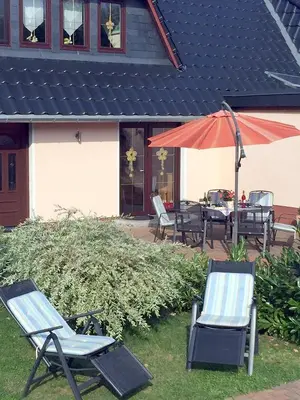 Ein Garten an der Unterkunft Haus Lili-Marleen