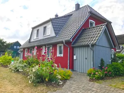 Das Gebäude in dem sich das Ferienhaus befindet