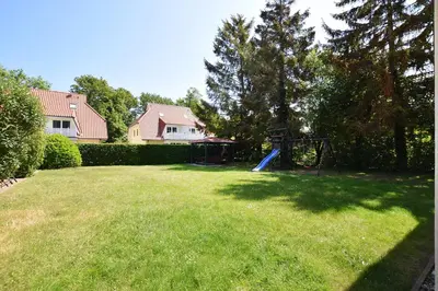 Ein Garten an der Unterkunft Muschelsucher Haus II 4