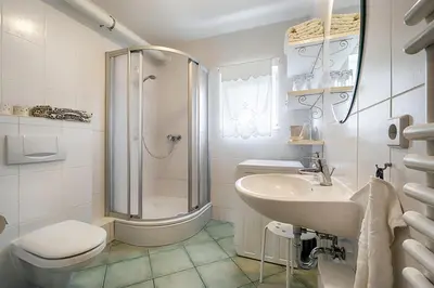 Ein Badezimmer in der Unterkunft Trident Wohnung 1