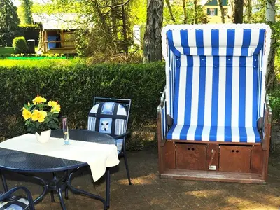 Ein Garten an der Unterkunft Haus am Darßer Wald W3
