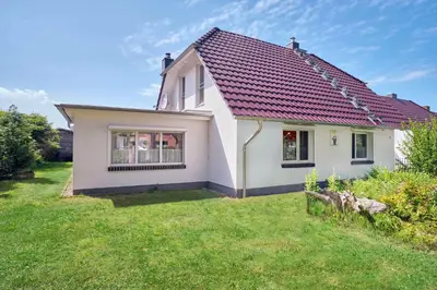 Das Gebäude in dem sich das Ferienhaus befindet