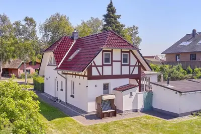 Das Gebäude in dem sich das Ferienhaus befindet