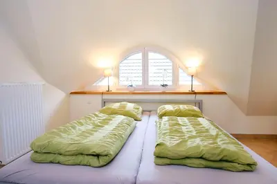 Ein Bett oder Betten in einem Zimmer der Unterkunft Aufschwung II Haushälfte