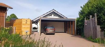 Das Gebäude in dem sich das Ferienhaus befindet