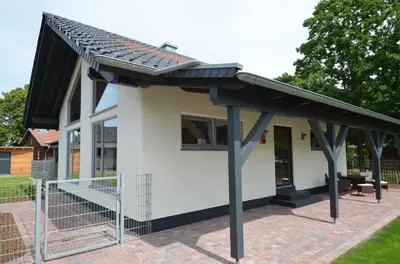 Das Gebäude in dem sich das Ferienhaus befindet
