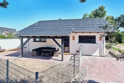 Das Gebäude in dem sich das Ferienhaus befindet