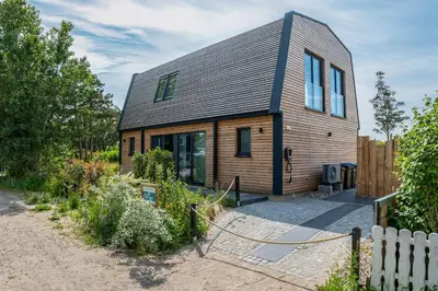 Das Gebäude in dem sich das Ferienhaus befindet