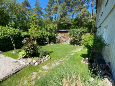 Ein Garten an der Unterkunft Ferienhaus Koralle im Fischerhof Born am Darß