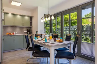 Küche/Küchenzeile in der Unterkunft Küstenglück Zingst - hochwertiges Ferienhaus nahe Strand mit Garten & Kamin