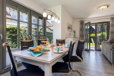 Ein Sitzbereich in der Unterkunft Küstenglück Zingst - hochwertiges Ferienhaus nahe Strand mit Garten & Kamin