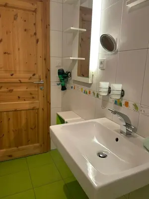 Ein Badezimmer in der Unterkunft Boddenfrosch, ruhig gelegen mitten im Ortskern von Wieck mit Sauna und kostenlosem Parkplatz