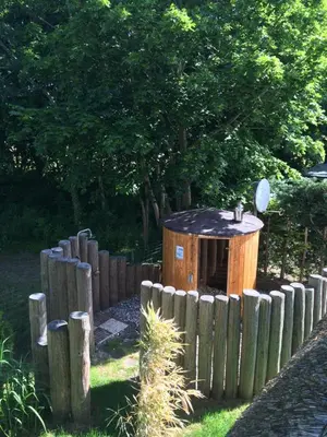 Ein Garten an der Unterkunft Boddenfrosch, ruhig gelegen mitten im Ortskern von Wieck mit Sauna und kostenlosem Parkplatz