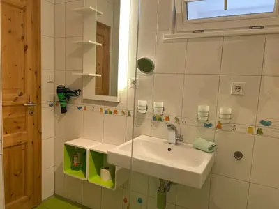 Ein Badezimmer in der Unterkunft Boddenfrosch, ruhig gelegen mitten im Ortskern von Wieck mit Sauna und kostenlosem Parkplatz