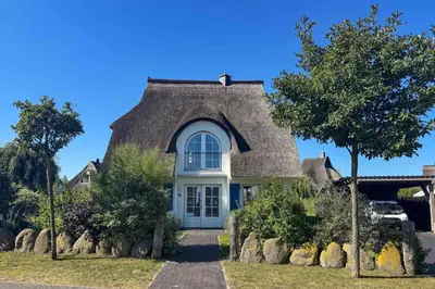 Das Gebäude in dem sich das Ferienhaus befindet