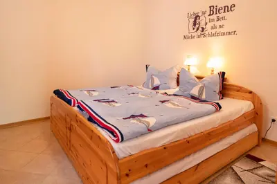 Ein Bett oder Betten in einem Zimmer der Unterkunft Haus Ahrens Wohnung 2