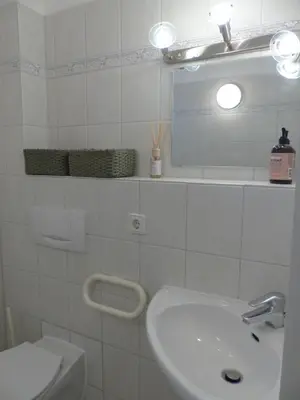 Ein Badezimmer in der Unterkunft Achtern Diek Haus 1a