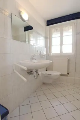 Ein Badezimmer in der Unterkunft Achtern Diek Haus 1a