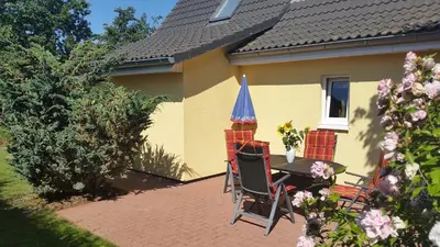 Ein Garten an der Unterkunft Sonnenblume - Sonne 1 links